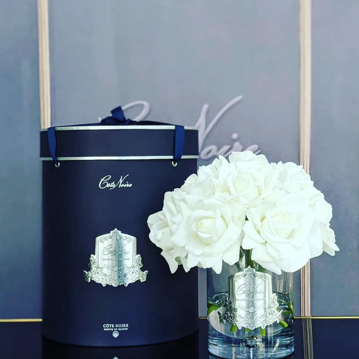 Luxury Grand Bouquet — розы, слоновая кость, серебряная эмблема 3