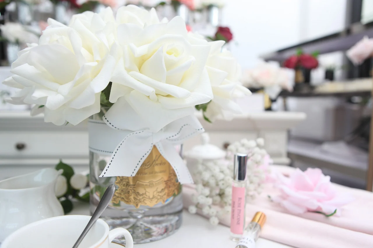 Luxury Grand Bouquet — Rosen, Champagne Pink, goldenes Emblem 2