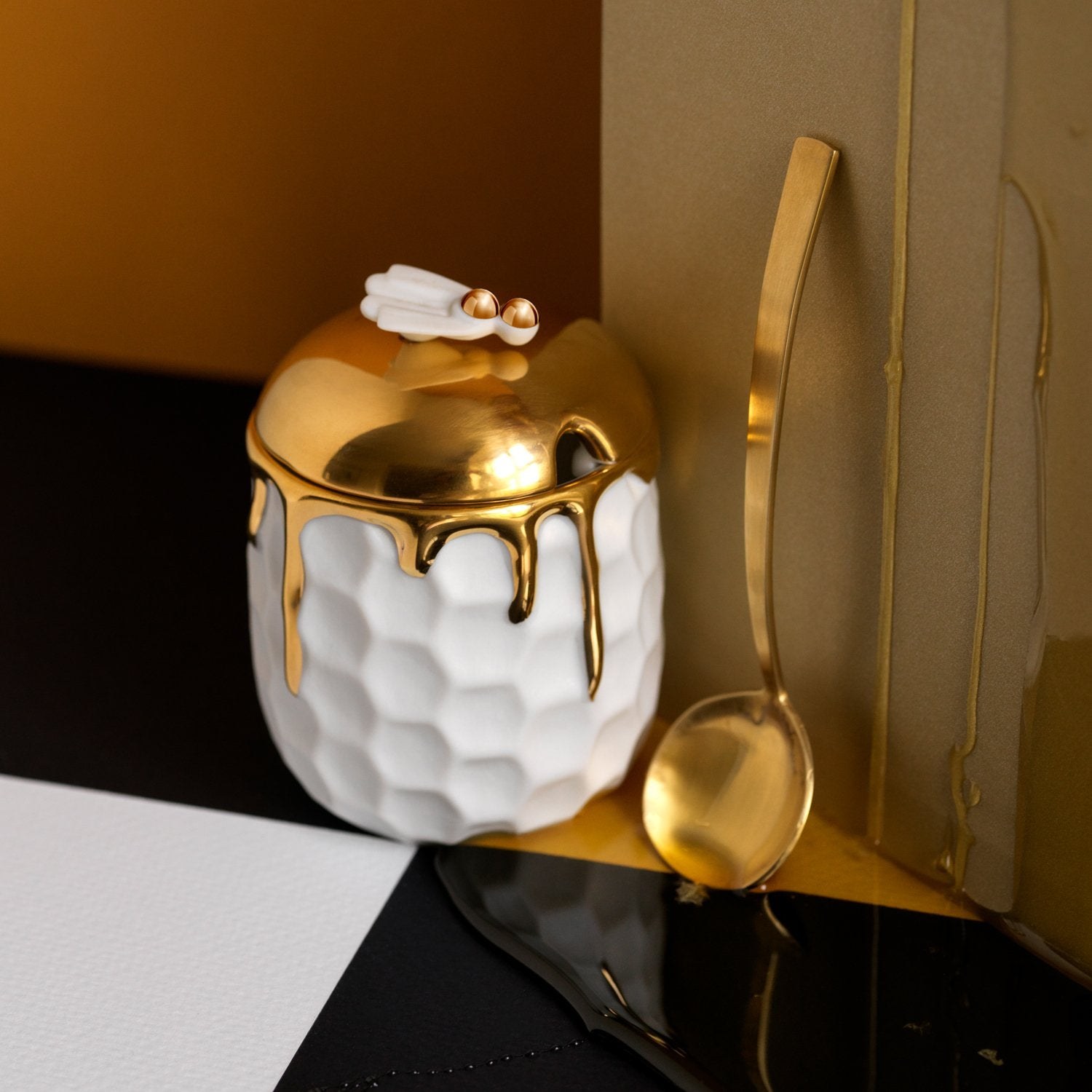 Beehive — Honeypot with Spoon 2