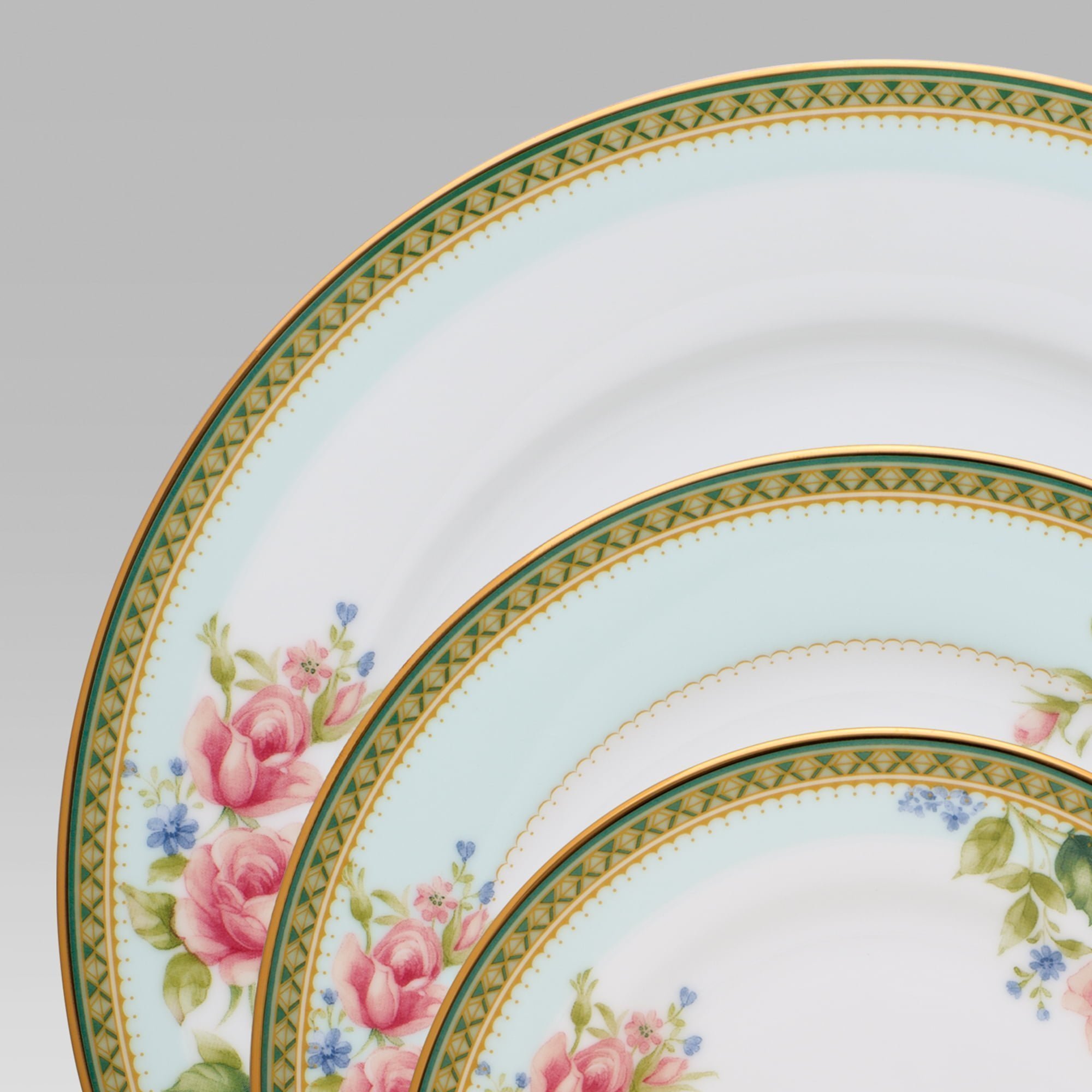 Rosa Basket Dinner and Tea set for 12 people by Noritake. 2